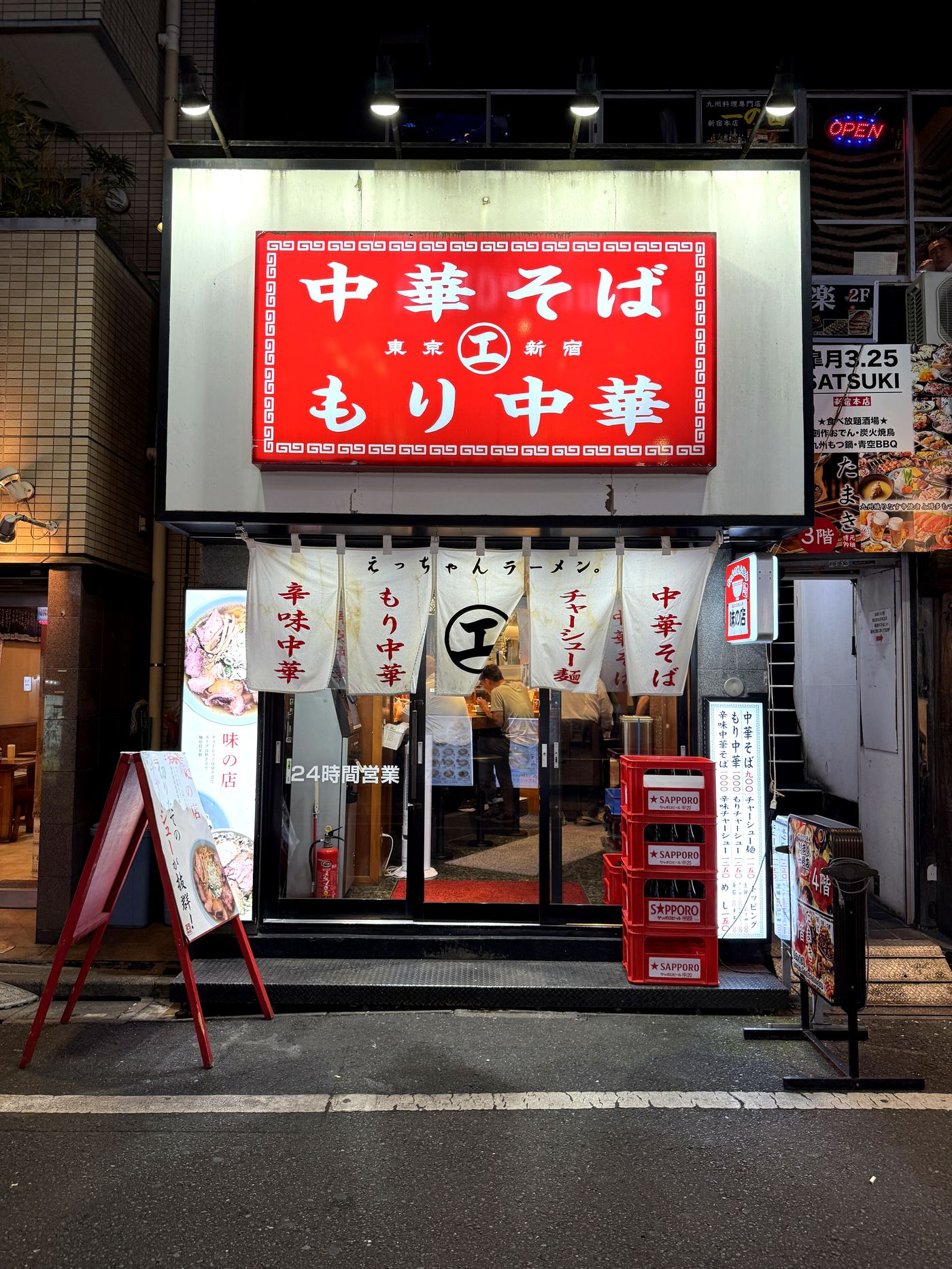 歌舞伎町にあるえっちゃんラーメン。の店頭、赤い看板「中華そば もり中華」