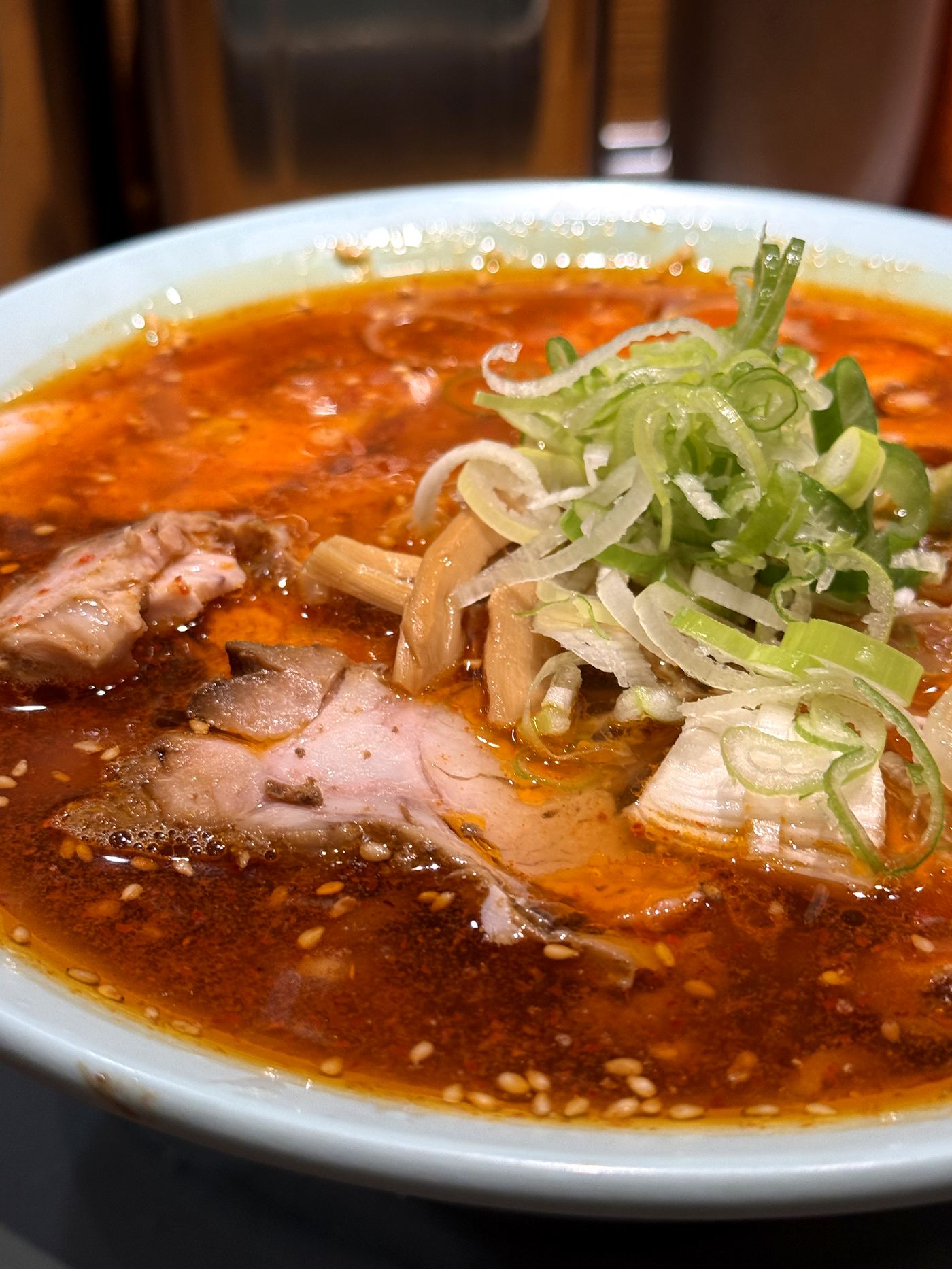 えっちゃんラーメンのチャーシューのアップ、断面がやわらかそうな一枚