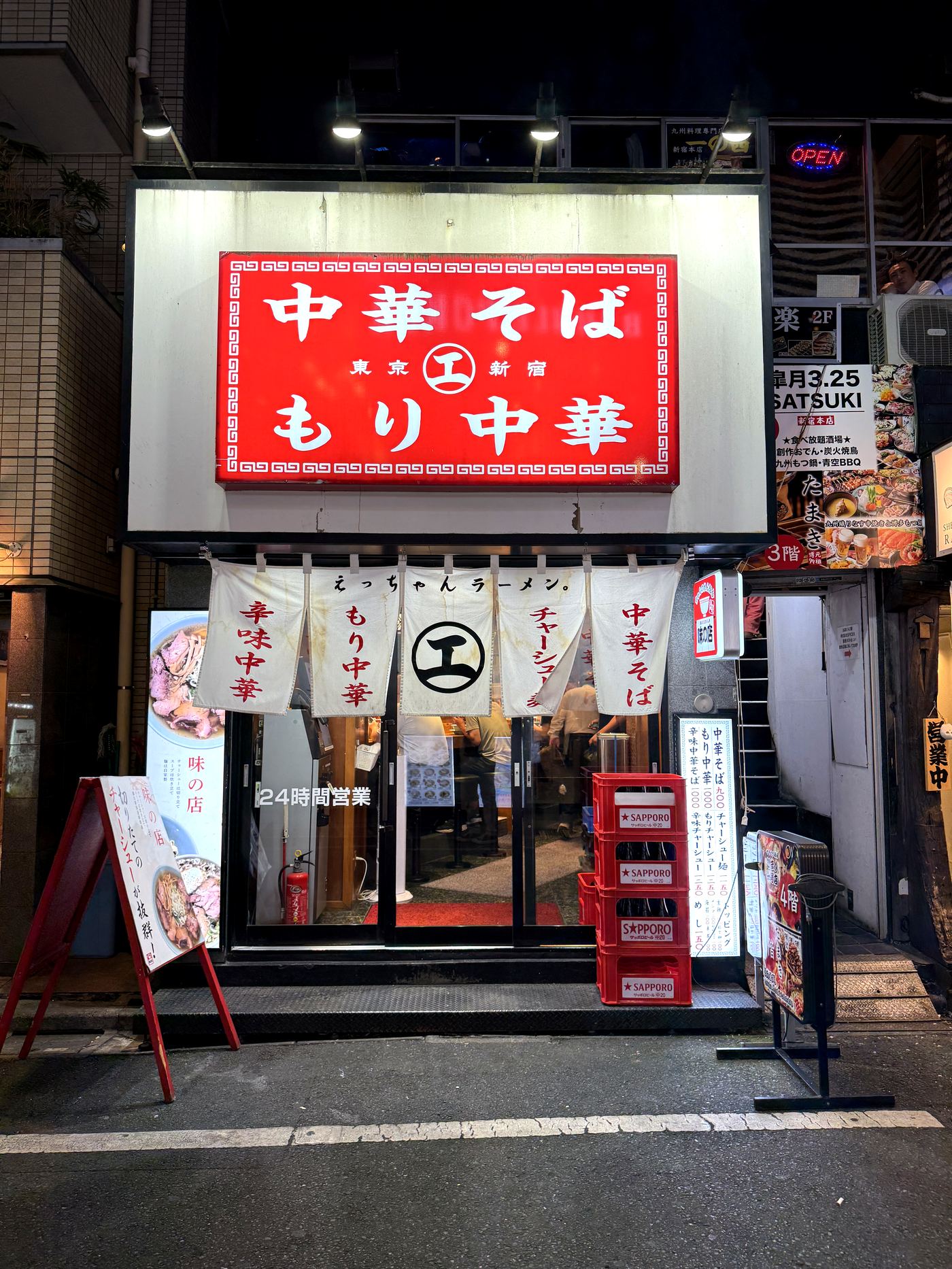 夜の歌舞伎町、えっちゃんラーメン。の店頭全景