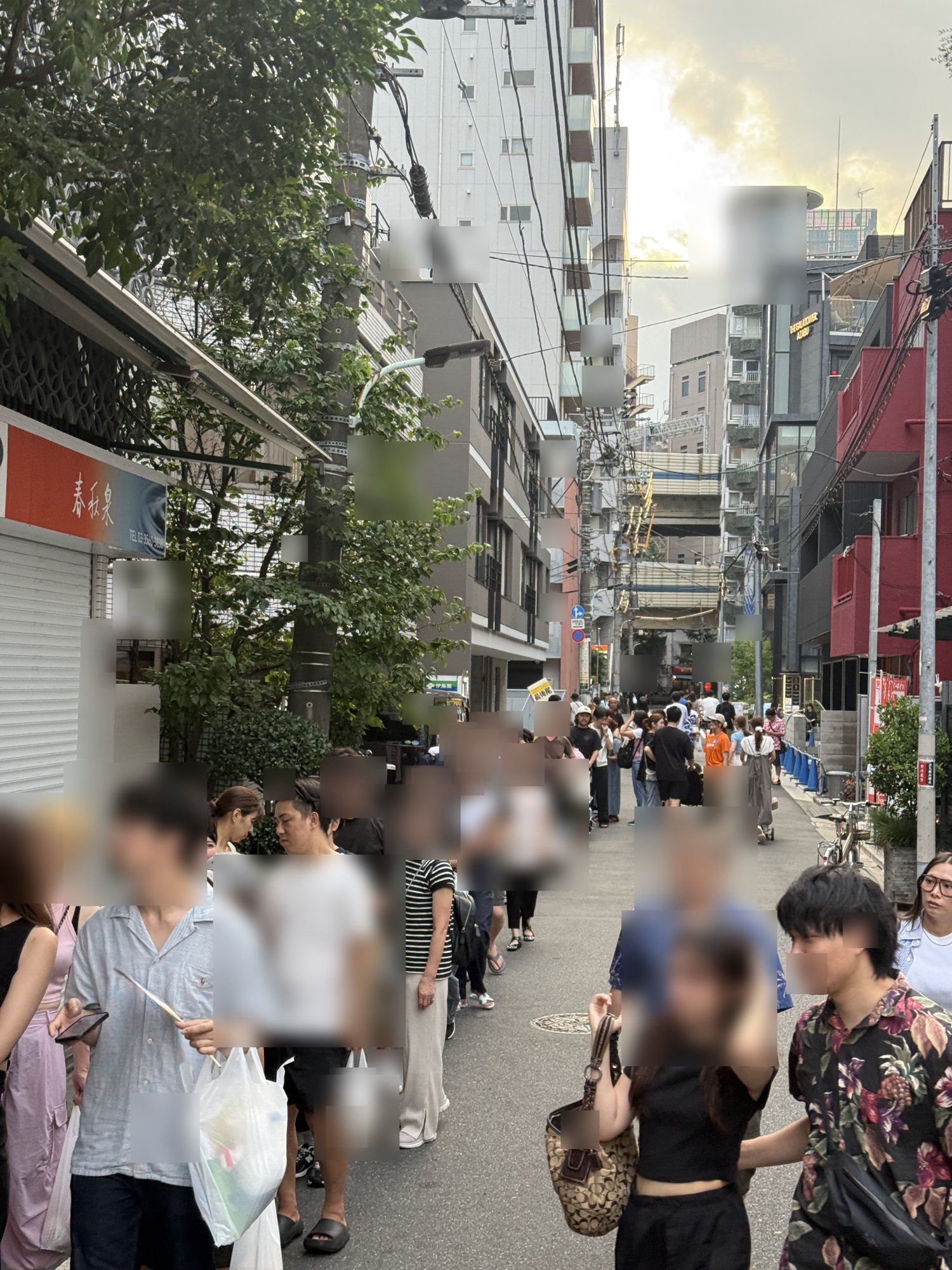 富麗華の店舗裏側にできた長い行列。細い路地に人が連なっている