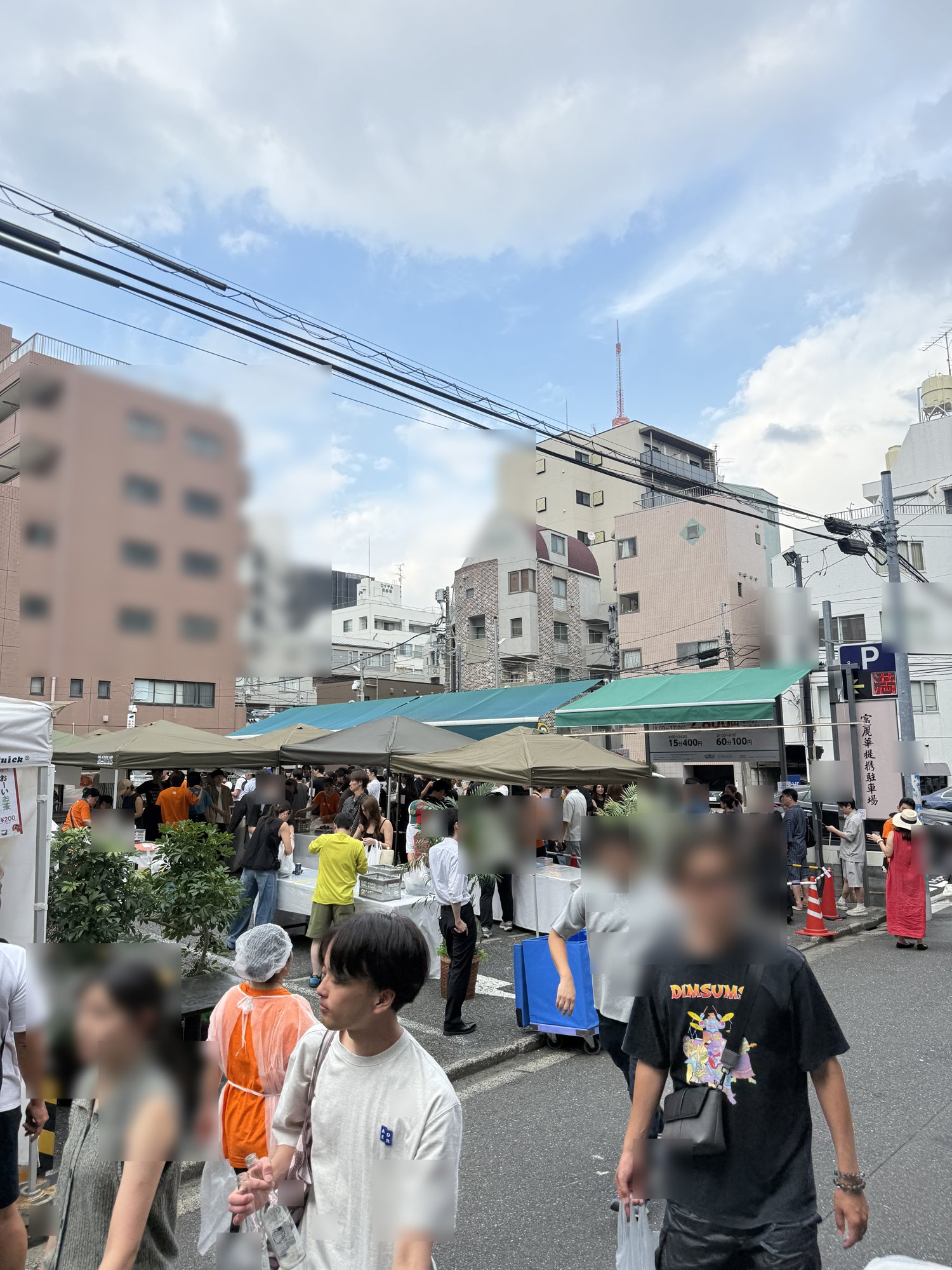富麗華の店舗裏販売コーナー周辺の様子。テントが並び多くの人で賑わっている