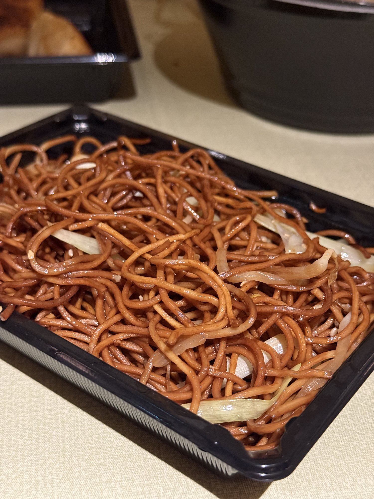 富麗華の広東風焼きそば。香ばしく炒められた中太麺に玉ねぎが絡んでいる