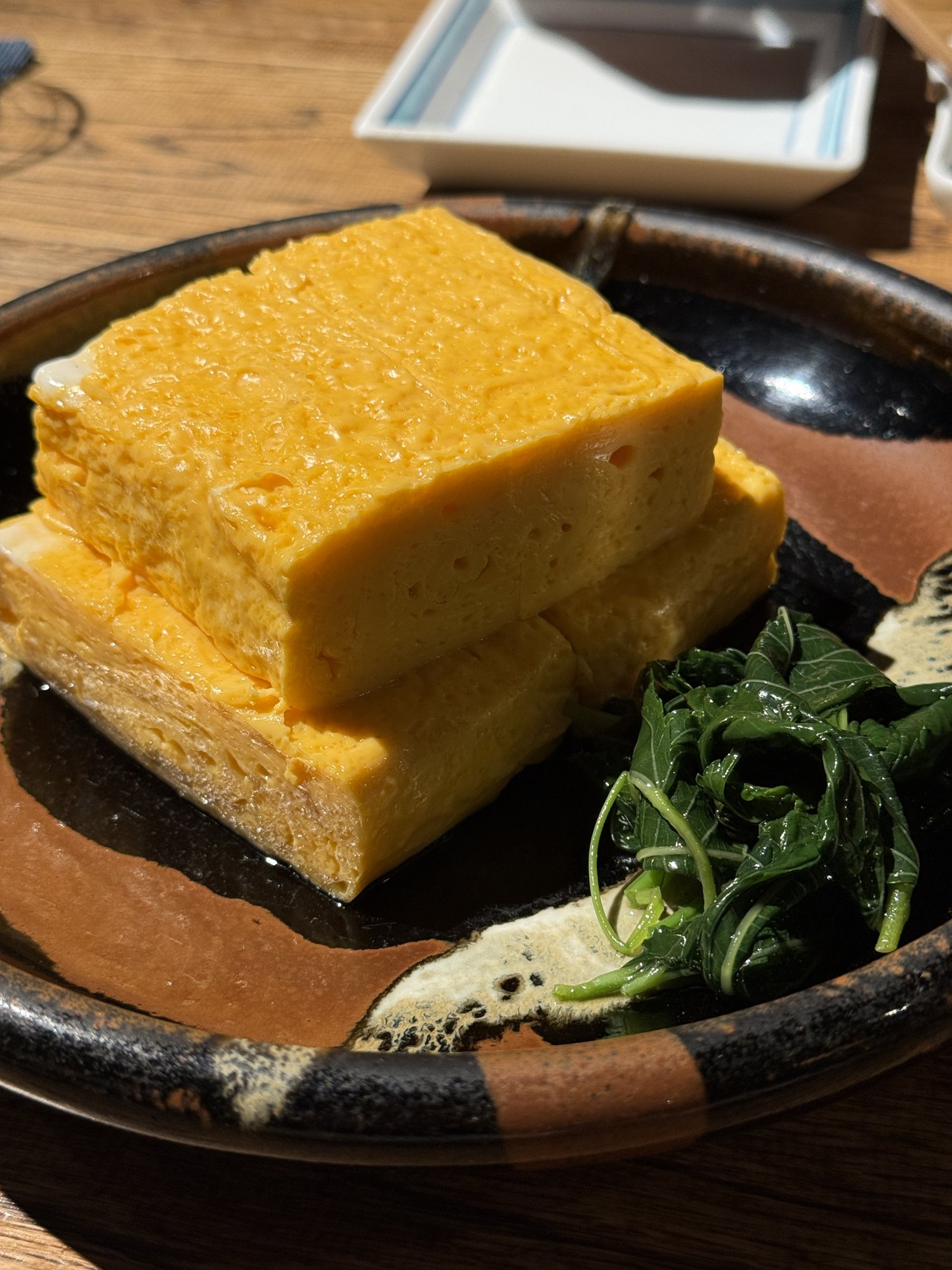ふわふわのだし巻き玉子。断面が美しく、出汁が染み出している