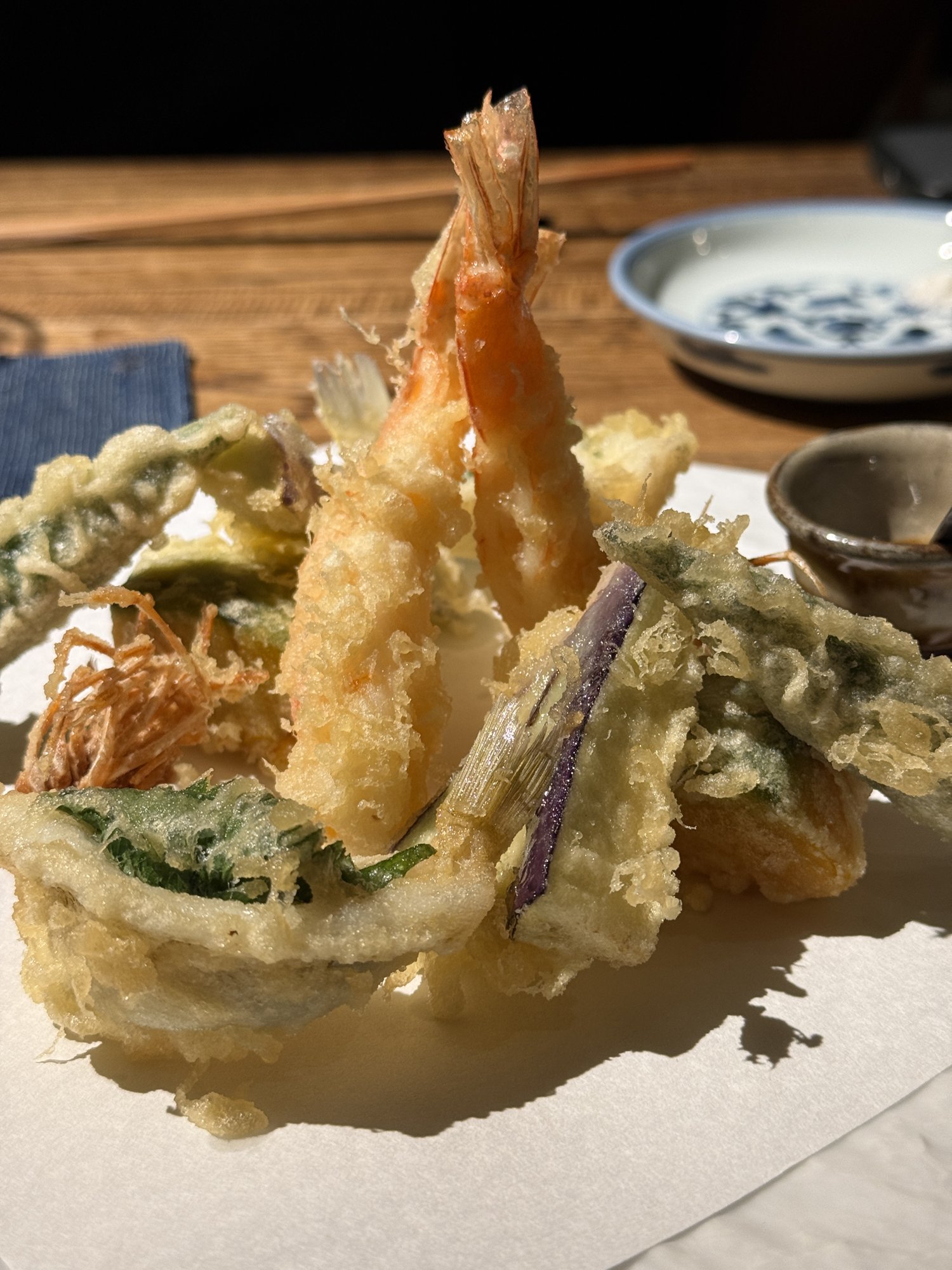 天ぷら盛り合わせ。海老が二尾、野菜の天ぷらとともに美しく盛り付けられている