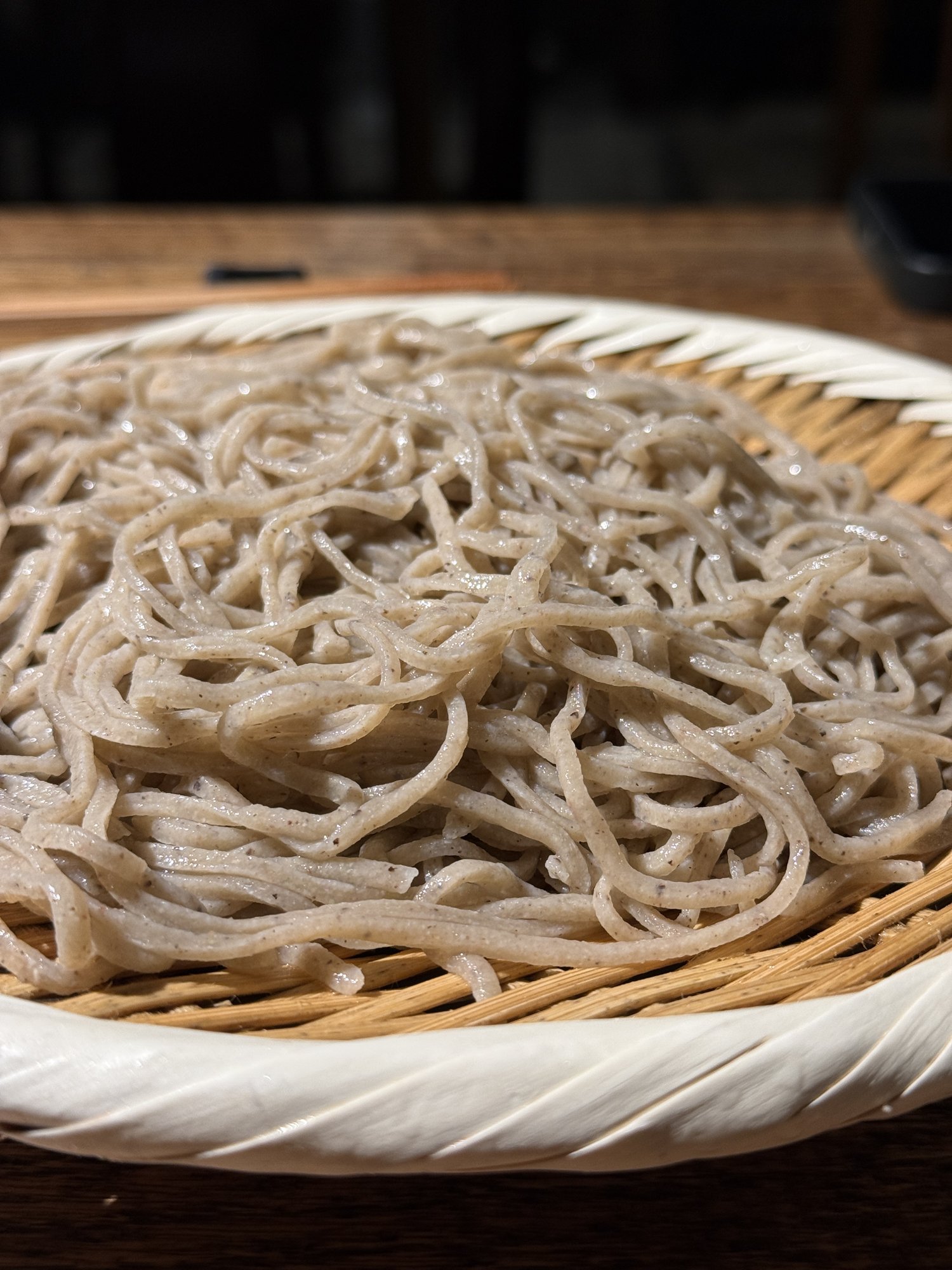 蕎麦のアップ。細く艶やかな麺が美しく盛られている