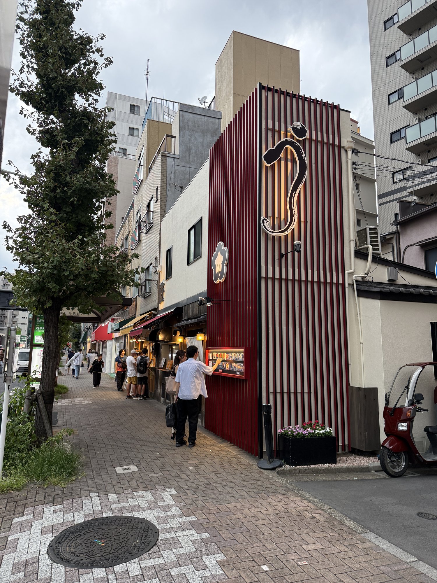 のだやの外観、赤い壁が目印の店構え