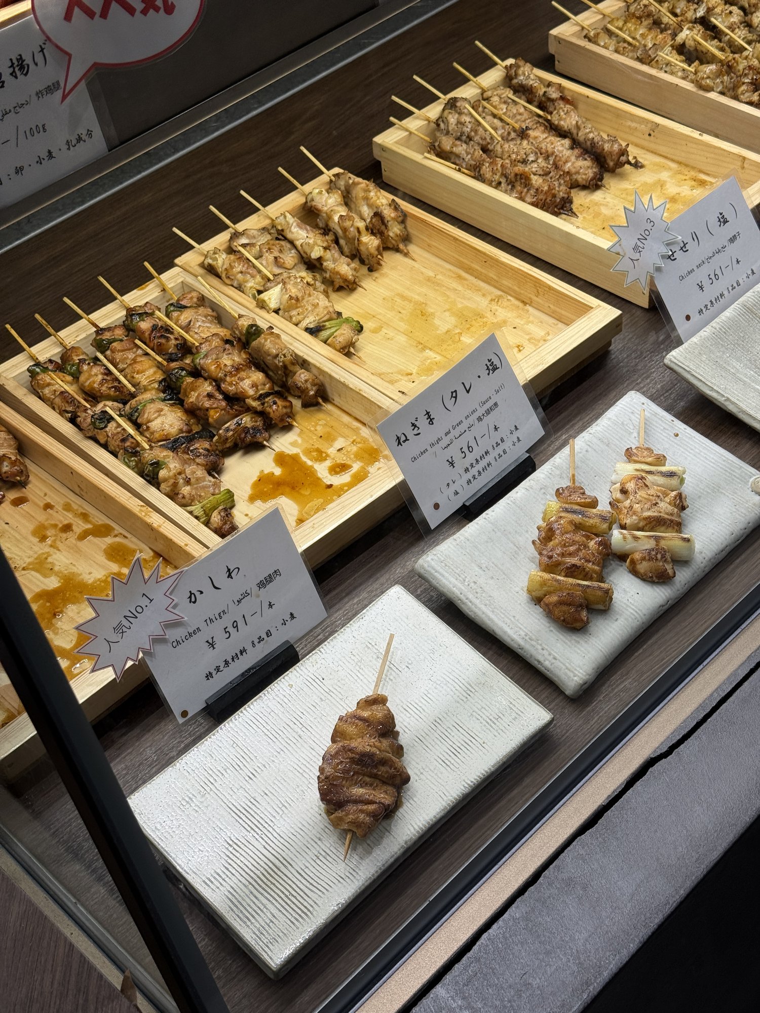 人気No.1と書かれたポップの横に並ぶ「かしわ」の串。591円の値札が見える