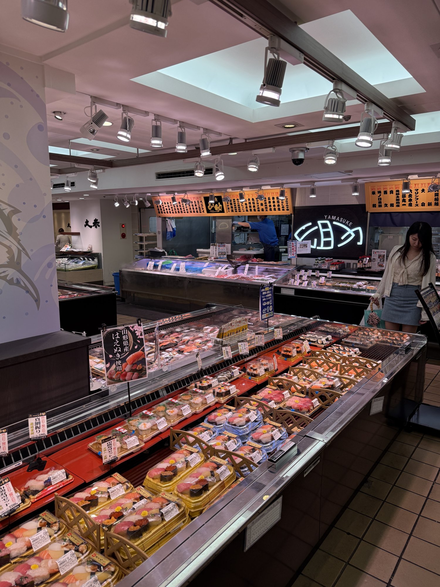 山助のネオン看板と売り場の雰囲気