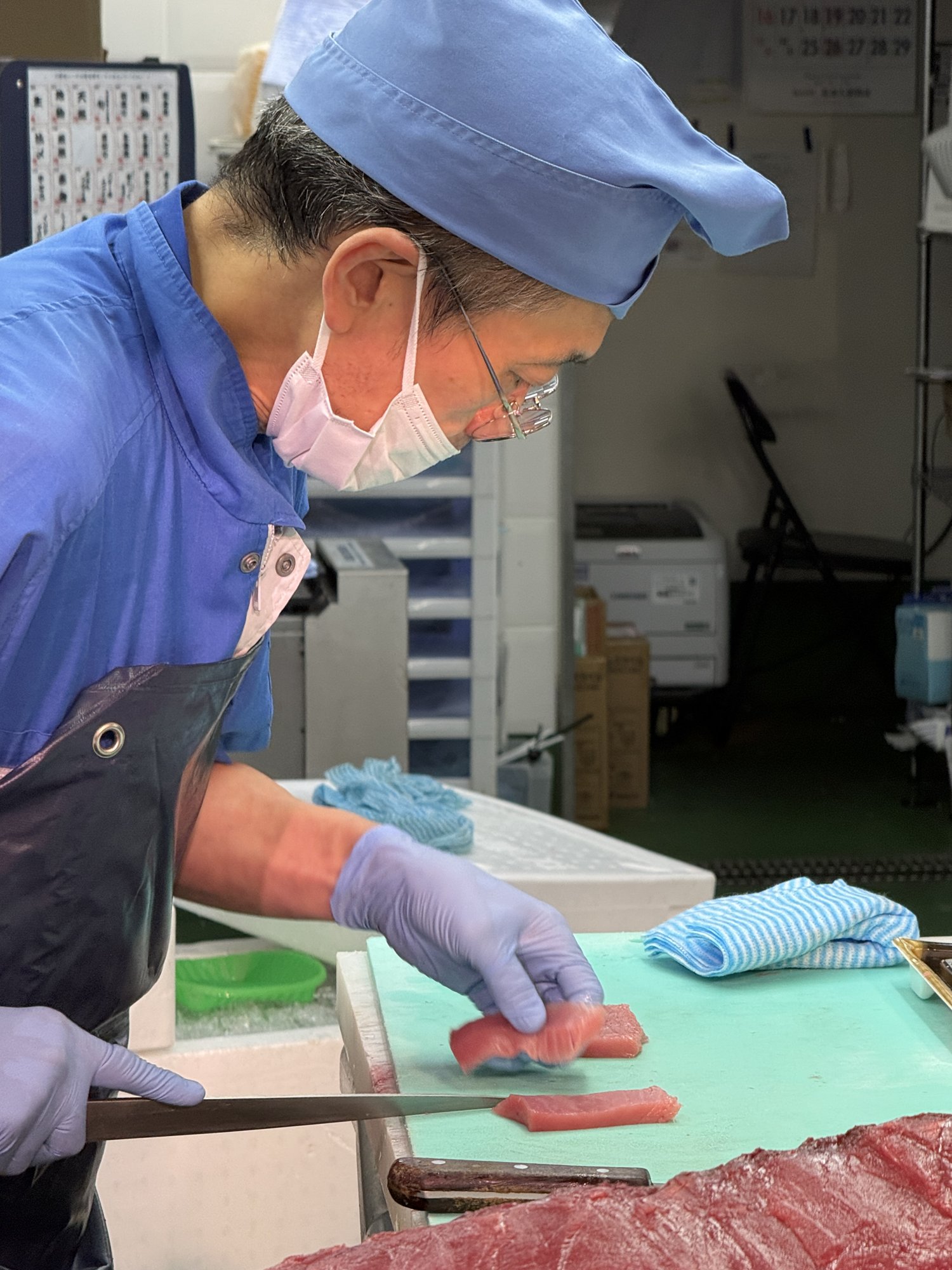 職人が中トロをスライスする様子