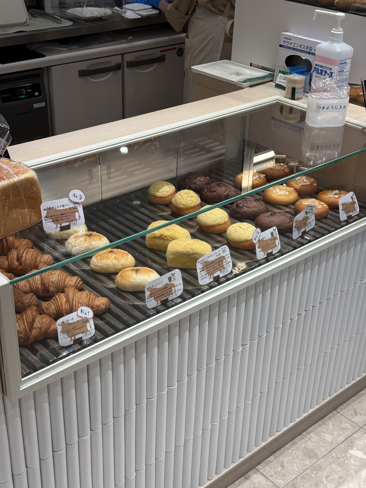 焼きたてのパンやクロワッサンが並ぶベーカリーコーナー