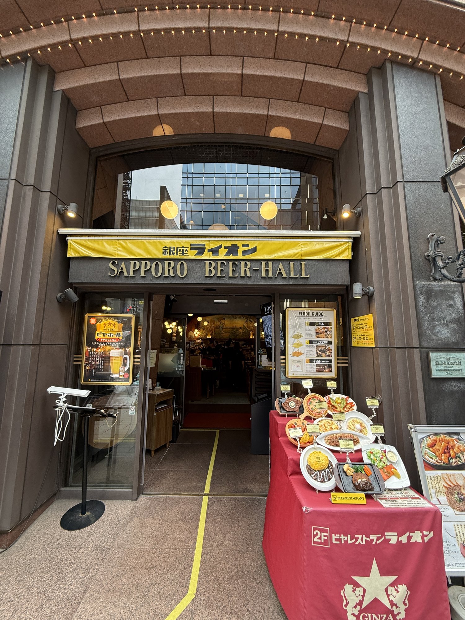 ビアホールライオン銀座七丁目店の入口、食品サンプルが並ぶショーケース