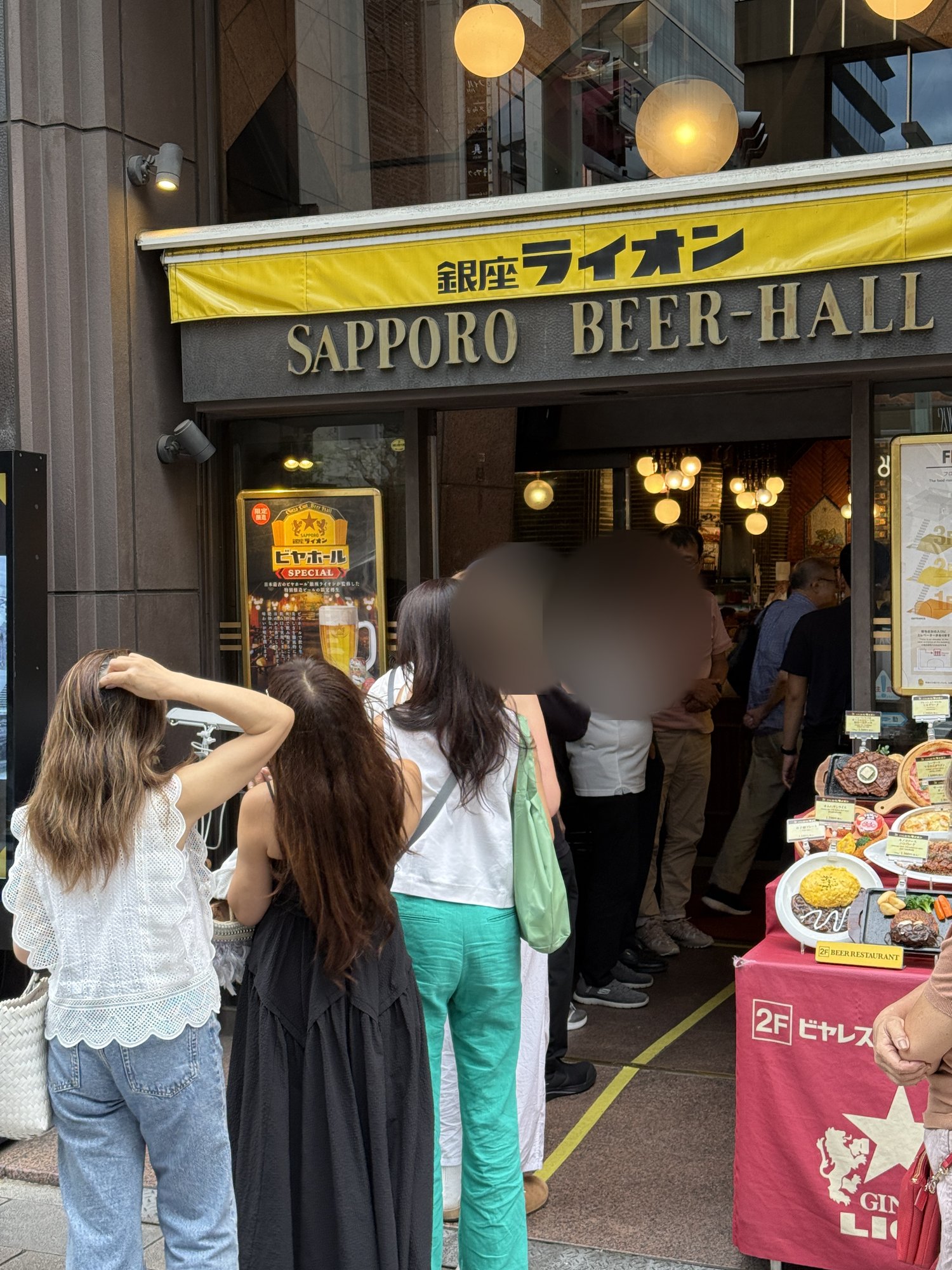 開店前後にできるビアホールライオン銀座七丁目店の入店待ちの列