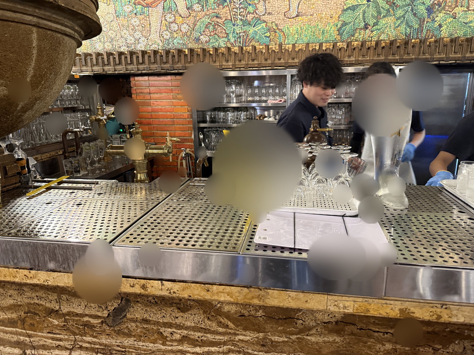 ビールサーバーが並ぶカウンターでビールを注ぐスタッフ
