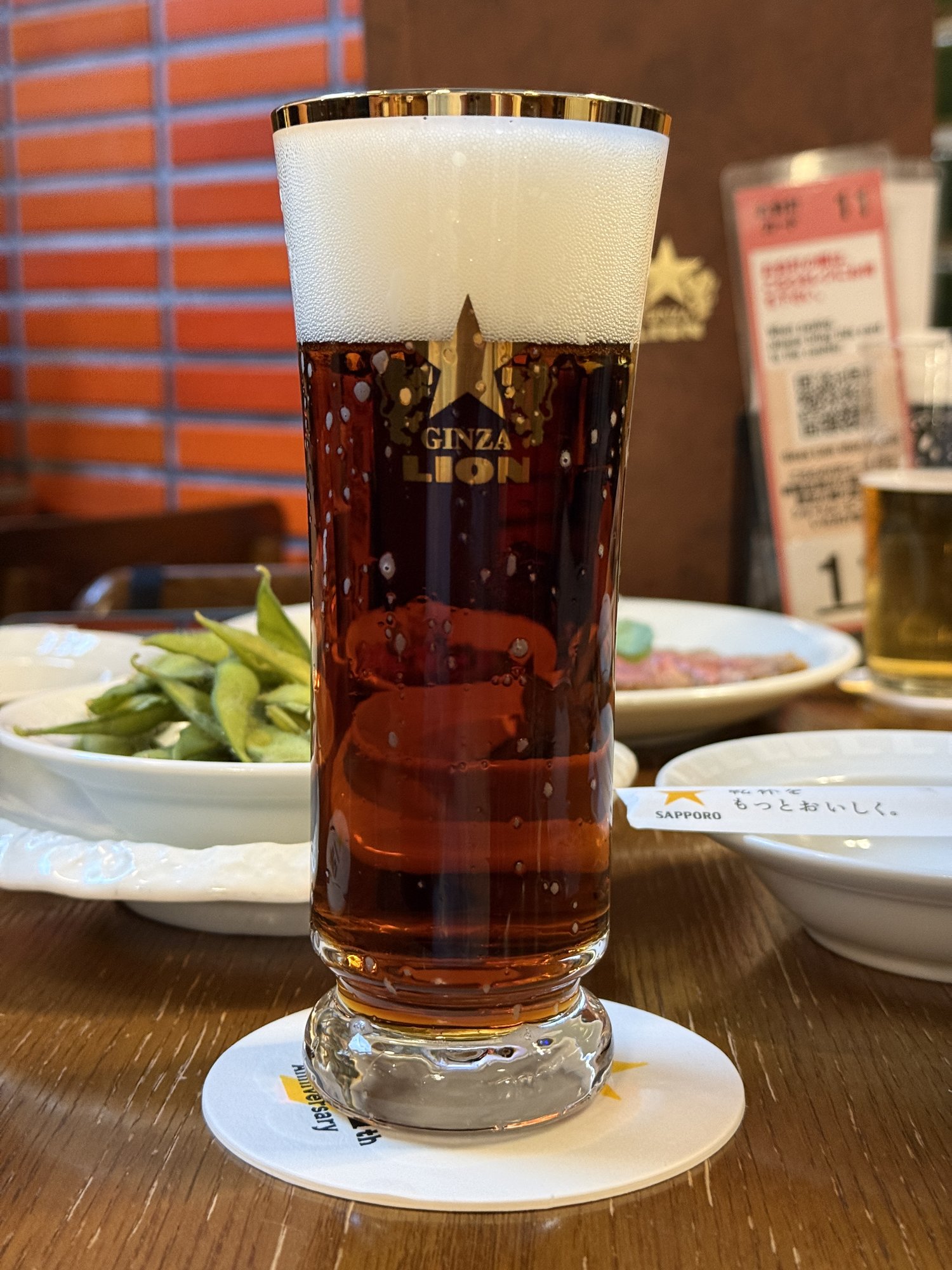 ヱビスビールとヱビスプレミアムブラックのハーフ&ハーフ小グラス810円