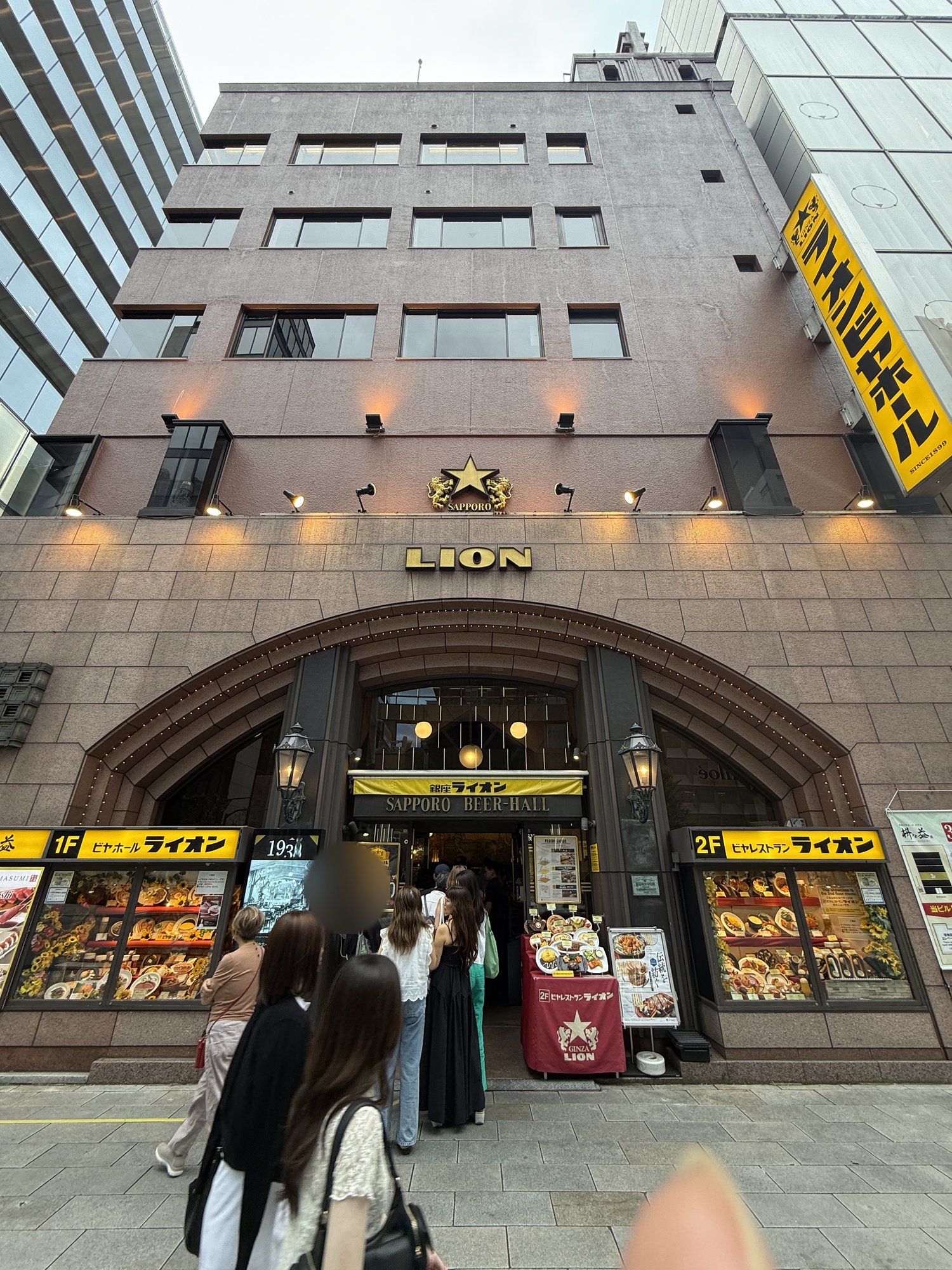 昼間のビアホールライオン銀座七丁目店、銀座ライオンビルの外観全景