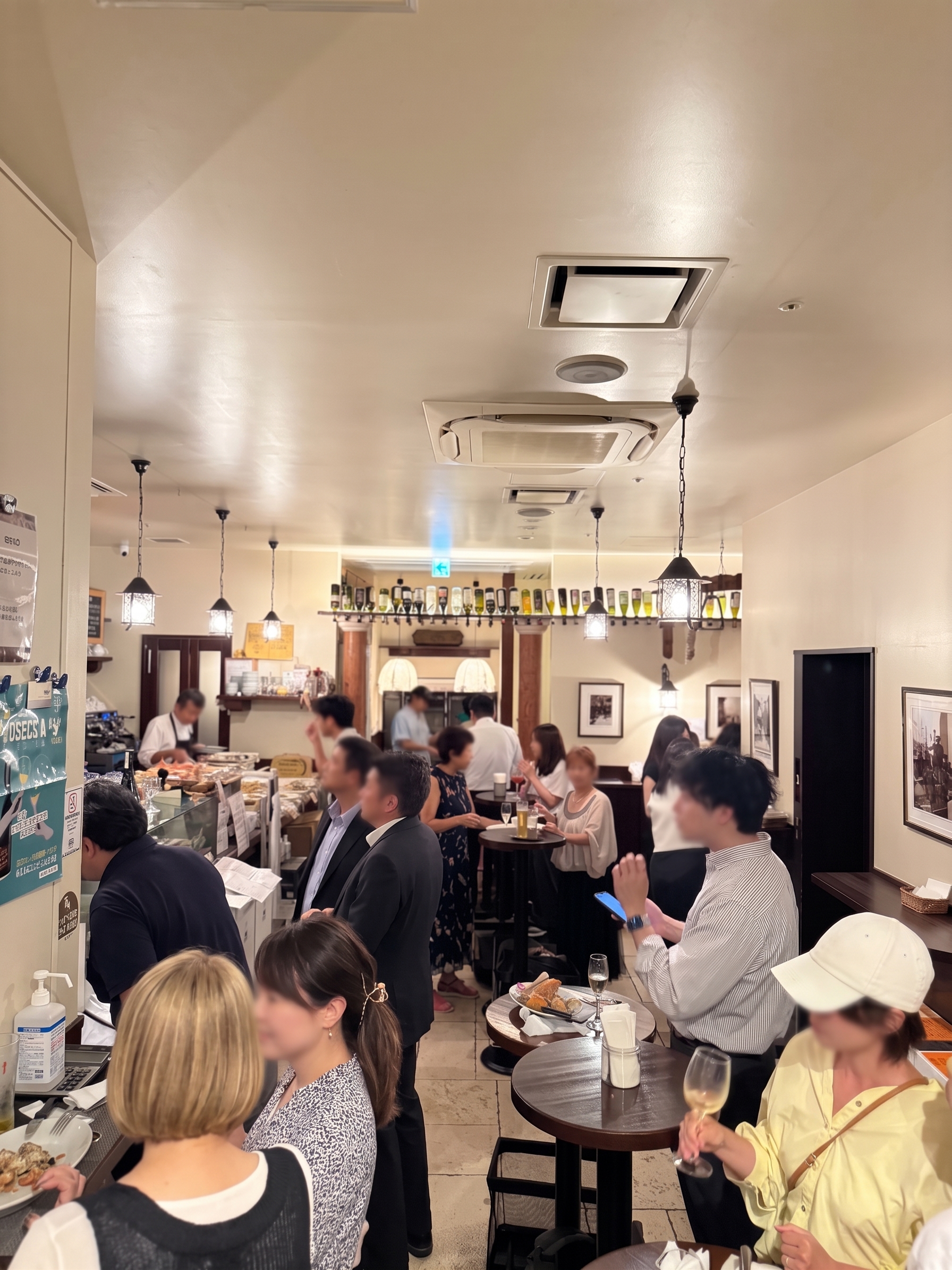 オステリア ダ アダ銀座店の立ち飲みエリアで賑わう店内の様子